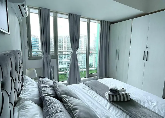 Hotel B&t Azure Staycation - Parañaque *